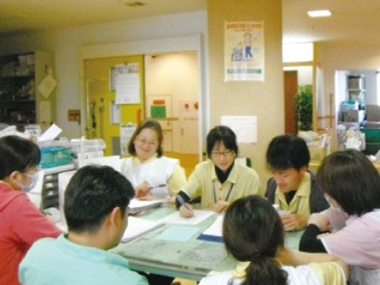 会議をする食堂  