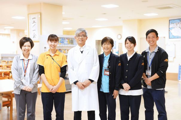 笑顔のスタッフ達と室内