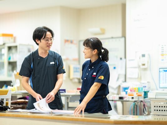 スタッフが相談する食堂  