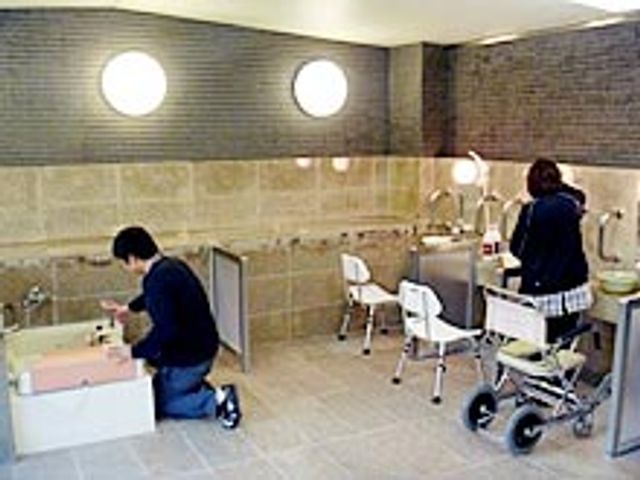 車椅子対応洗面台 洗面台 車椅子も使用可能な広々としたスペースで、介助しやすい設計が特徴です。