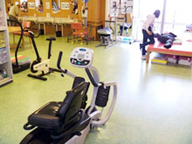 トレーニング施設 機能訓練室 明るい空間で運動ができるトレーニングエリアです。専用の器具が揃い、楽しく身体を動かせます。