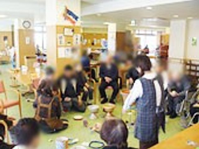 和やかな交流の場 ラウンジ 広々としたスペースで、交流が盛んに行われています。自然と笑顔があふれる空間です。