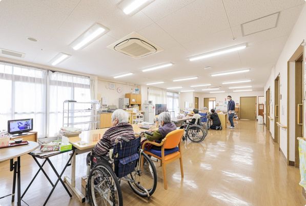 広々とした明るいラウンジ