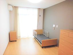 明るい個室の居室