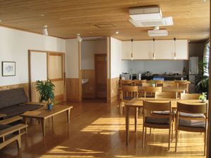 自然光の明るいリビング