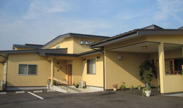 優しい色合いの建物
