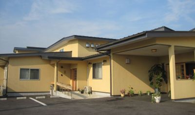 優しい色合いの建物