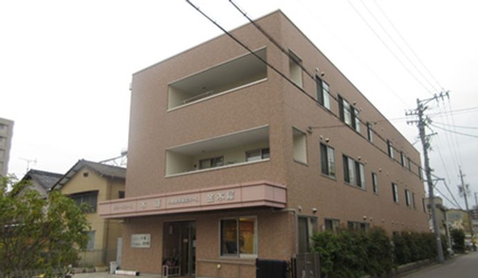 落ち着いた外観の建物