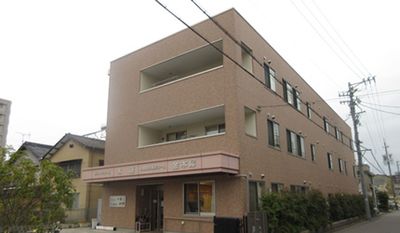 落ち着いた外観の建物