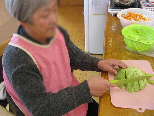 料理準備をする人の様子 キッチン 広々としたキッチンで、安心して調理できる環境が整っています。料理のサポートも充実しています。