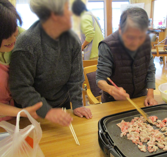 調理する様子が見えるダイニングルーム