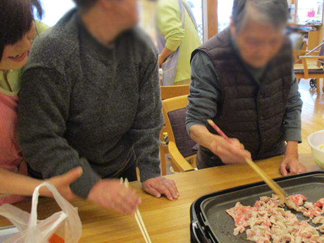 調理する様子が見えるダイニングルーム ダイニングルーム 入居者が楽しく料理をする共同スペースです。自然な交流の場としても最適です。