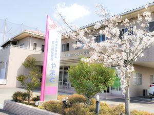 桜が咲く施設外観  