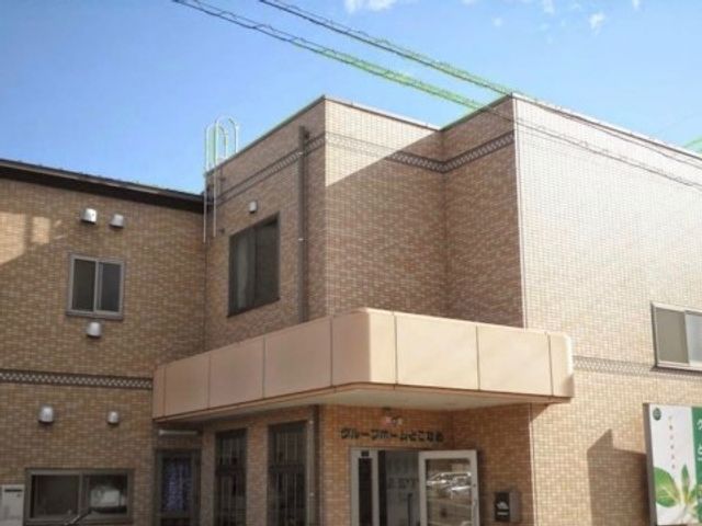 落ち着いた色合いの外観 外観 穏やかな色使いの建物が、訪れる方々をやさしく迎え入れます。清潔感がある入り口は、安心して働ける環境を予感させます。
