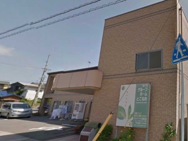 ケアセンターの外観 看板 穏やかな陽光が差し込むエントランスは、訪れる人々を優しく迎え入れています。清潔で明るい雰囲気が心地よさを感じさせ、職場環境としても魅力的です。