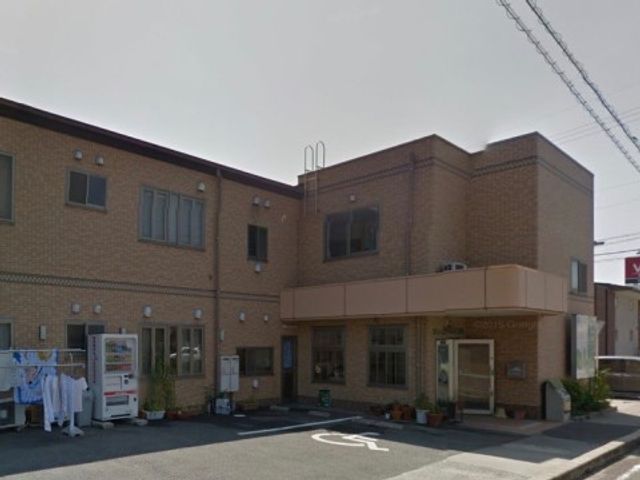 落ち着いた色合いの外観 外観 手入れが行き届いた植栽と清潔感のある外壁が特徴的です。見学や就業をお考えの方に安心感を提供します。