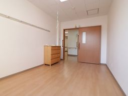 明るい床の居室空間