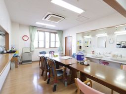 広々とした明るいダイニングルーム