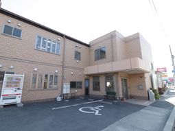 外観の建物と駐車場