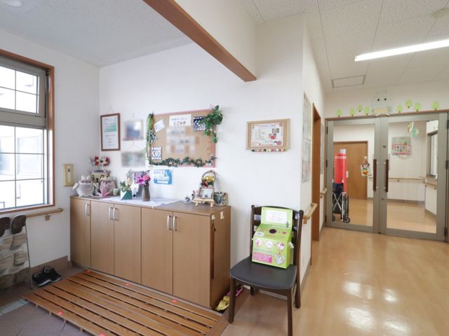 明るく清潔なエントランス エントランス ゆったりとした休憩スペースが確保されており、来訪者や利用者が安心して待ち合わせができる環境です。