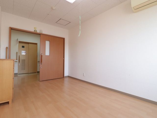 広々とした居室の一室 居室 ゆとりあるスペースの居室で、快適な勤務環境が実現します。天井までの高窓が光を取り入れ、開放感ある空間です。