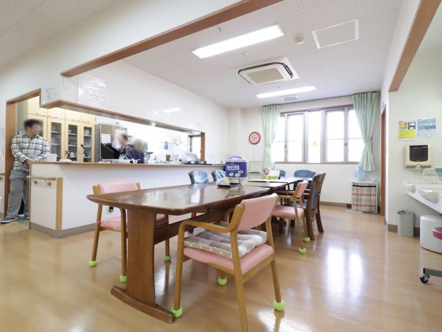 共有スペースの居心地の良さ 食堂 広々とした食堂では、スタッフが明るい笑顔で対応しており、居心地の良い食事のひとときを提供しています。
