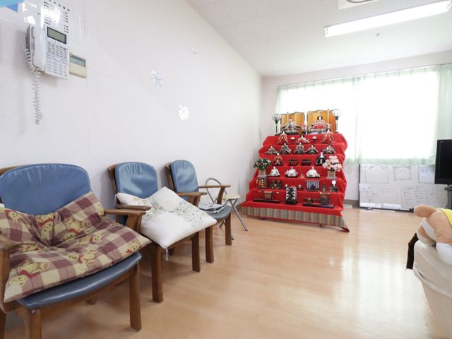 和風の飾りがある休憩室 共有スペース 和の心を感じさせる飾りつけのされた休憩室です。椅子に腰掛けて、ゆったりとした時間を過ごすことができます。