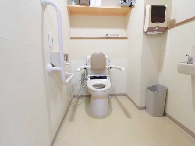 バリアフリー対応トイレ トイレ 手すり付きで安全に配慮された清潔なトイレスペースです。利用者の自立支援を考えた設計になっており、快適にご利用いただけます。