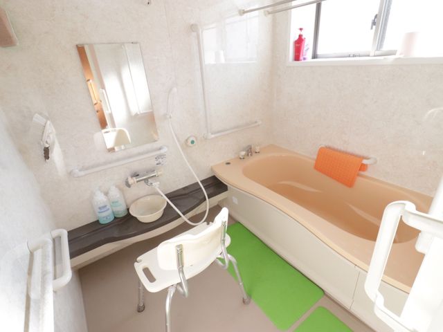 バリアフリー設計の浴室 浴室 手すり付きの広々とした浴室で、安全に安心してご利用いただけます。ゆったりとリラックスした時間をお過ごしいただける空間です。