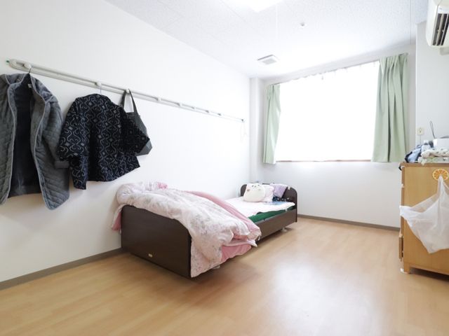 居心地の良い居室 居室 ゆったりとした個室は、窓から自然光が差し込み、暖かな雰囲気を醸し出しています。プライベートを大切にしたい方にも適した環境です。
