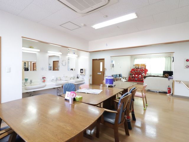 居室のダイニングエリア 食堂 ゆったりとしたダイニングテーブルが配置され、明るい装飾のある居室です。共有の食事や憩いの時間を楽しんでいただける空間が整っています。