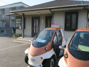 小型車が並ぶ玄関前  