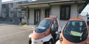 駐車場にある施設外観
