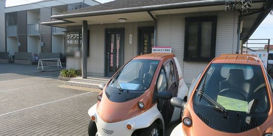 駐車場にある施設外観