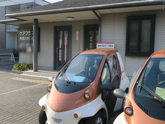 駐車場にある施設外観 外観 広々とした駐車スペースがあり、電気自動車も停められる施設です。環境にも優しい場所で就業できます。