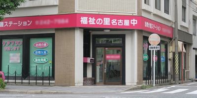緑の看板が目印の出入口