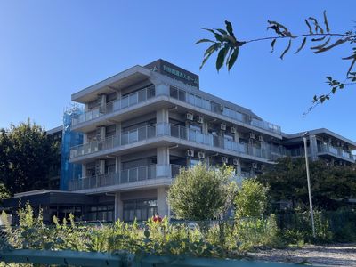 緑に囲まれた建物の外観