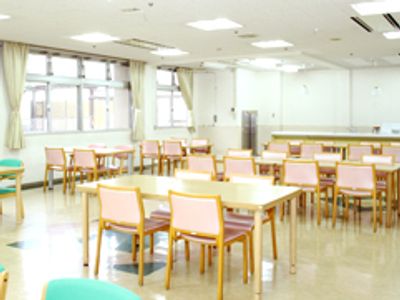明るい食堂の様子