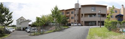 緑に囲まれた建物