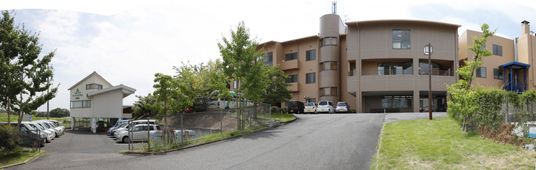 緑に囲まれた建物