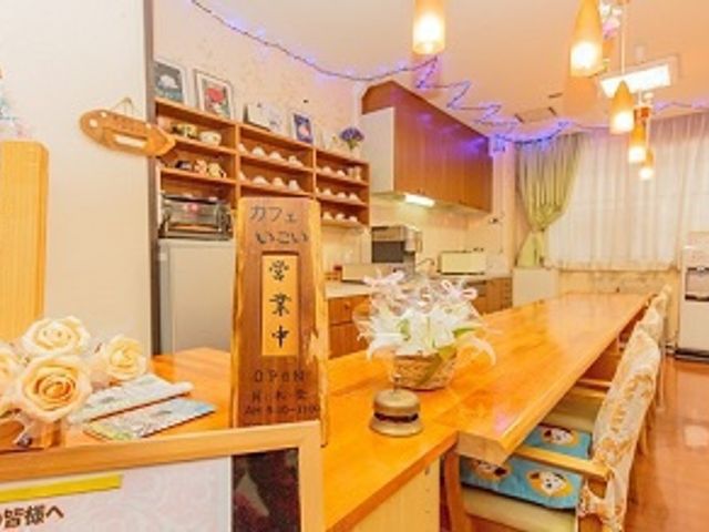 温かみのある受付カウンター フロント 心地よい雰囲気の受付エリアです。優しい光と飾り付けが、訪れる方に安らぎを提供します。