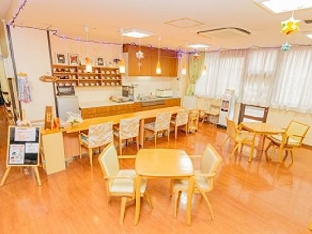 明るい空間の食堂 食堂 ゆとりある配置のテーブル席が並ぶ食堂です。窓から差し込む日光が心地よい、明るく開放的な雰囲気を提供しています。