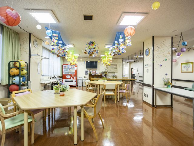 色鮮やかな飾りの部屋 多目的室 自然の光が差し込む明るい空間で、様々な活動が楽しめます。装飾も充実しており、居心地の良さが感じられます。