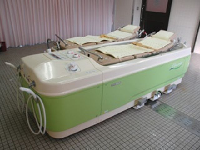清潔な設備の浴室 浴室 ゆったりと寛げる緑色の浴槽です。身体のサポートも考えられた設計になっており、安心してご利用いただけます。