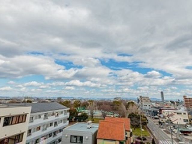 広がる景色と空のテラス テラス 開放的で穏やかな景色が広がるテラスです。ここからの眺望を通じて、四季の移ろいを感じていただけます。