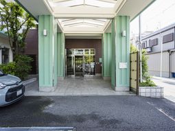 車のある玄関
