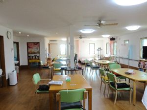 明るい食堂の様子  