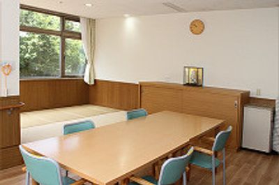 明るい和室と机の居室