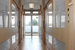 窓から光が差し込む廊下