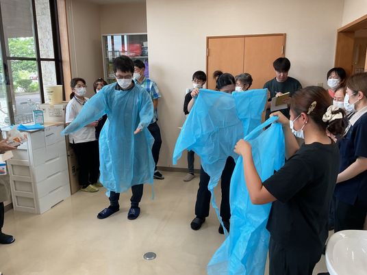 防護服の着脱訓練  